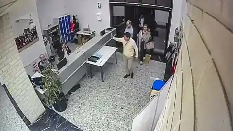 Imagen 1 de Los vídeos de la llegada de Mazón al Cecopi el día de la DANA: a las 20.28 horas, en una comitiva de dos vehículos y con sus escoltas