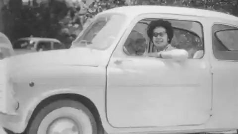 Imagen 1 de ¿Desde cuándo las mujeres pueden conducir un coche en España?