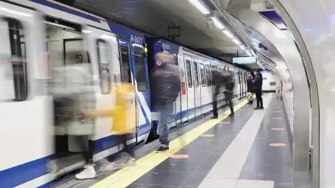 Imagen 1 de Varios detenidos y dos agentes heridos en una persecución policial por los túneles del Metro de Madrid