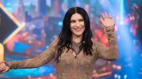 Imagen 1 de Por qué el peinado 'hair ring' que llevó Laura Pausini a 'El Hormiguero' tiene el efecto de restar años de edad de golpe y cómo hacértelo en casa
