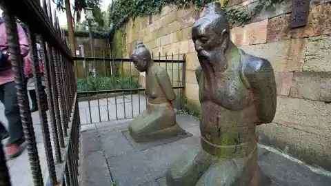 Imagen 1 de Estatuas tan odiadas que reciben cientos de bofetadas y patadas al día