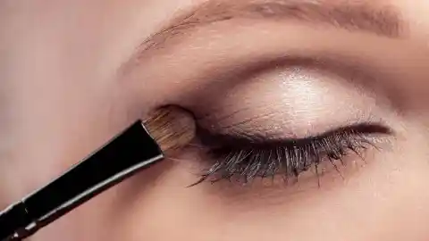 Imagen 1 de El truco de una maquilladora para quitarte 10 años de edad: usar bronceador como delineador