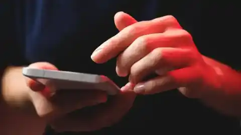 Imagen 1 de Si tu teléfono móvil comienza a hacer esto, revisa tu cuenta bancaria