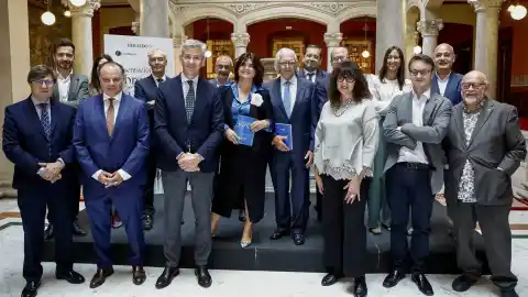 Imagen 1 de 'Heraldo de Aragón' lanza su 'Libro de Estilo' en la RAE con el que refuerza los principios editoriales del periódico