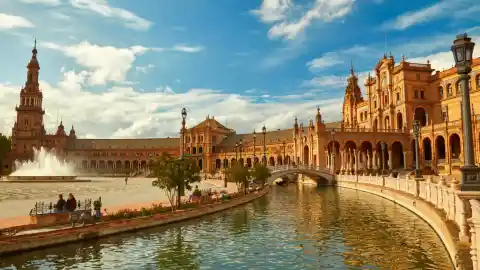 Imagen 1 de ¿Sabías que en la Plaza de España de Sevilla no están todas las provincias? Estas son las que faltan