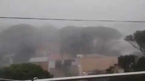 Imagen 1 de Las impactantes imágenes que deja una manga marina a su paso por Isla Cristina