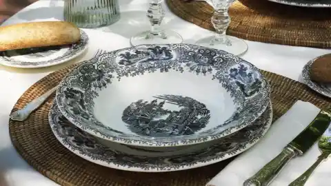 Imagen 1 de Adiós a la centenaria fábrica de La Cartuja de Sevilla: "Nos hemos visto abocados a parar la producción y detener la comercialización"