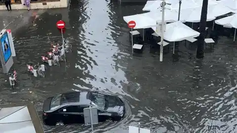 Imagen 1 de Calles anegadas, vecinos rescatados, transporte suspendido... Las lluvias se ceban con Sevilla