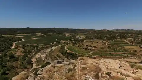 Imagen 1 de Descubren dos estelas ibéricas de entre los siglos III y I a.C. en el castillo de Algars en Tarragona