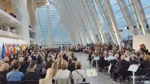 Imagen 1 de Gritos de "dimisión" contra Mazón y acusaciones de "traición" a Sánchez durante un tenso funeral em Valencia