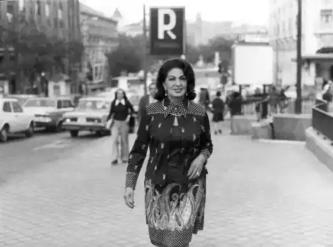 Imagen 1 de La historia de ‘Bésame Mucho’, la canción inmortal de Consuelo Velázquez que Dua Lipa devolvió a un escenario