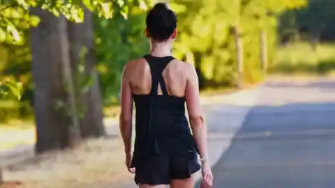 Imagen 1 de Qué significa caminar con la mirada puesta en el suelo, según la psicología