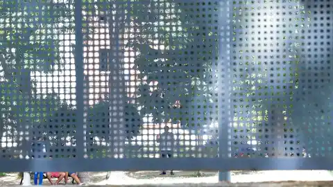 Imagen 1 de Una "estancia por estudios" y un abandono planificado: todo lo que se sabe sobre el padre que dejó a su hijo en un centro de Donostia