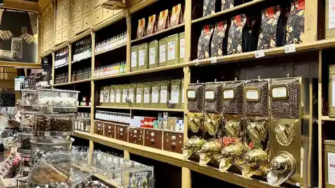 Imagen 1 de Casa Gispert, la primera tienda de alimentación de Barcelona que tiene el horno en uso más antiguo de Europa