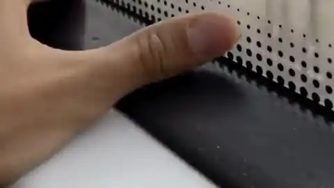 Imagen 1 de ¿Por qué hay puntos negros en las ventanas de los trenes? Un doctor en Física explica en qué consiste esta "importante" medida