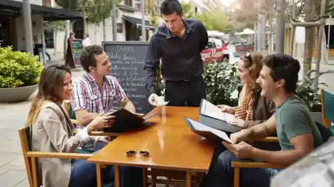 Imagen 1 de Qué significa que ayudes a los camareros a recoger la mesa, según la psicología