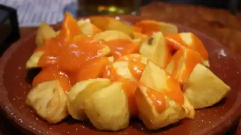 Imagen 1 de Ni tomate ni guindilla: la receta original de la salsa de las patatas bravas de Madrid