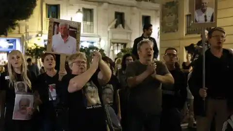 Imagen 1 de Afectados por la DANA se concentran ante el Palau para exigir la dimisión de Mazón