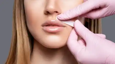 Imagen 1 de La dermatóloga Ana Molina avisa de lo que no debes hacer si usas retinol y vas a depilarte con cera: "Suspéndelos"