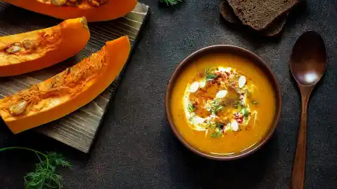 Imagen 1 de Crema de calabaza asada con crujiente de jamón, un plato fácil, rico y de temporada