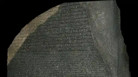 Imagen 1 de El estreno del nuevo Gran Museo Egipcio aumenta la presión al Reino Unido para que devuelva la Piedra de Rosetta