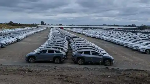 Imagen 1 de El motivo por el que China ha elegido un parque acuático de Australia para aparcar los miles de coches que todavía tiene por vender