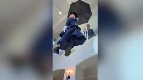 Imagen 1 de Un disfraz de película: un ilusionista recrea la escena del paraguas de Mary Poppins para su hija