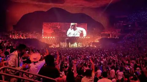 Imagen 1 de Bad Bunny anuncia que abrirá asientos en la sección ‘Los Vecinos’ para sus conciertos en Ciudad de México