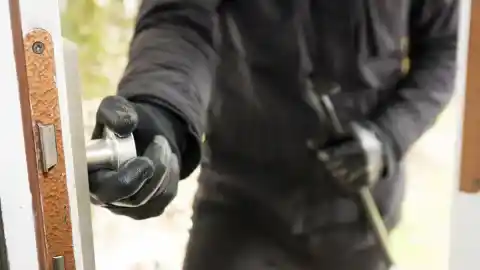 Imagen 1 de “Una cerradura de 150€ puede evitar que entren en tu casa y la gente se lo gasta en una cena”