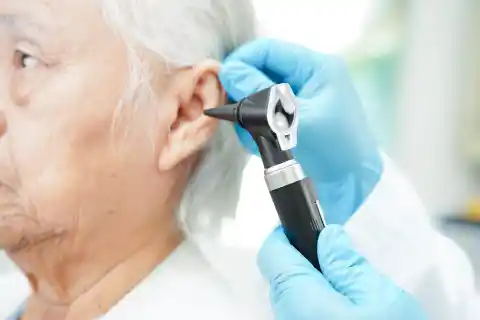 Imagen 1 de Silencios que alertan: por qué la pérdida auditiva en mayores está relacionada con el riesgo de alzhéimer y cómo prevenirlo