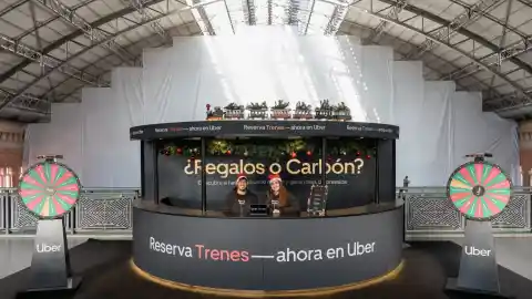 Imagen 1 de ¿Regalos o carbón? Así es el divertido reto de Uber en la estación de Atocha