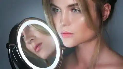 Imagen 1 de Este espejo de aumento con ventosa, luz LED y altura ajustable es ideal para maquillarse (y no necesita obras ni pilas)