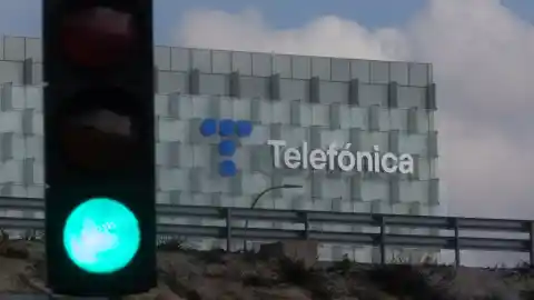 Imagen 1 de Nuevo Plan Estratégico de Telefónica: mantiene dividendo este año, prevé elevar un 3,5% los ingresos hasta 2030 y reducir deuda