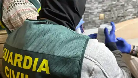 Imagen 1 de La Guardia Civil multará por no llevar este accesorio 'obligatorio' en la guantera y revisará otros elementos