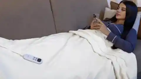 Imagen 1 de Cómo ahorrar calefacción con la manta eléctrica perfecta para sofá de solo 40 euros