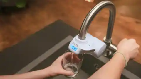 Imagen 1 de Se acabó cargar garrafas: este filtro limpia el agua directamente del filtro para ahorrar espacio