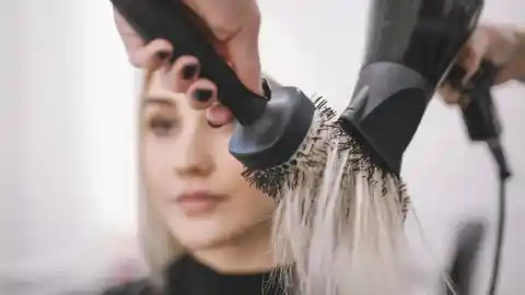 Imagen 1 de Qué es el 'brushing', la técnica con la que conseguirás por fin dar volumen al cabello con el secador