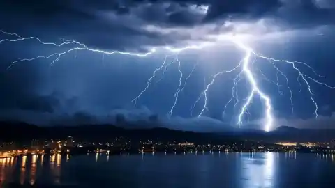 Imagen 1 de Tormentas de granizo, tornados y fuertes lluvias ponen en alerta a Sevilla: estas son las zonas afectadas