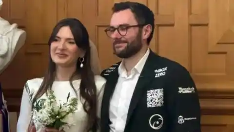 Imagen 1 de Un novio financia su boda vendiendo publicidad en la chaqueta de su traje