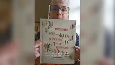 Imagen 1 de Devuelve un libro a la biblioteca casi 50 años después: "Ha viajado con nosotros"