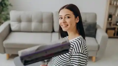 Imagen 1 de MediaMarkt inicia su Black Friday con un ofertón en este aspirador escoba de 80 euros