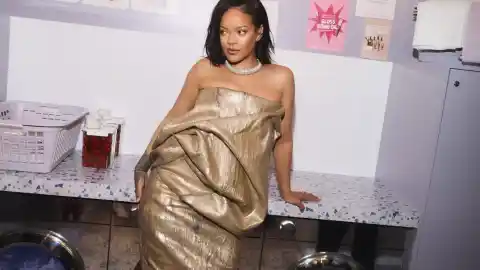 Imagen 1 de Rihanna revive el rubio de los 90 más icónico: el nuevo color tendencia del invierno