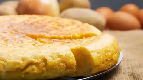 Imagen 1 de Con 6 ingredientes y en 7 minutos: cómo hacer una tortilla de patata gourmet en su versión más económica