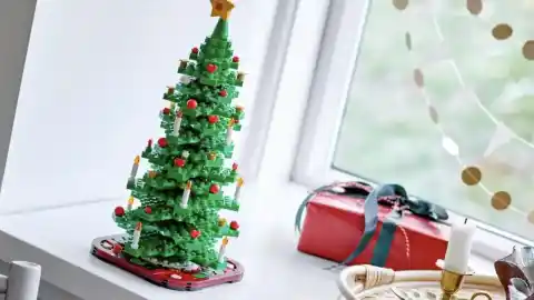 Imagen 1 de Mariah Carey ya ha dado inaugurado la Navidad... y este árbol de LEGO es perfecto para decorar