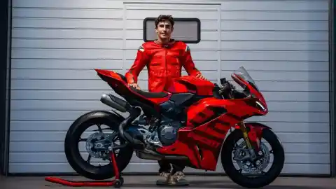 Imagen 1 de Marc Márquez lanza una edición limitada de su casco de campeón del mundo: firmado, pintado a mano y reservado a unos pocos