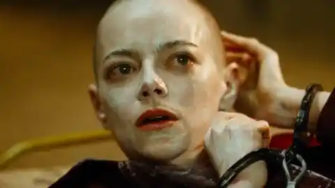 Imagen 1 de Crítica de 'Bugonia': Emma Stone y Yorgos Lanthimos, más sangrientos y marcianos que nunca