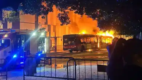 Imagen 1 de Susto en Sevilla: un autobús con personas en su interior sale ardiendo en Isla de la Cartuja