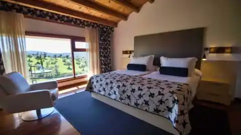 Imagen 1 de El espectacular hotel de Extremadura con vistas a la dehesa: era un antiguo convento franciscano