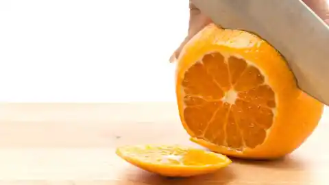Imagen 1 de El ingenioso truco que no conocías para aprovechar las cáscaras de la naranja en la nevera