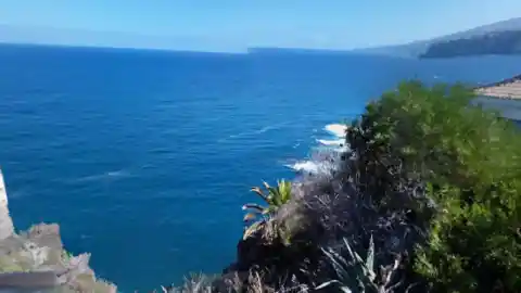 Imagen 1 de Muere una persona después de que un golpe de mar arrastrase a varias personas